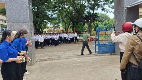 Thí sinh tại điểm thi Trường THPT Vạn Tường hoàn thành môn thi đầu tiên. Ảnh: NGUYỄN TRANG