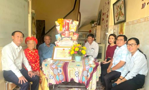 Đồng chí Huỳnh Thanh Nhân cùng đoàn thăm, chúc thọ cụ Hồ Thị Tuấn