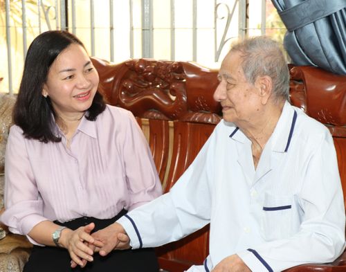 Đồng chí Trương Thị Bích Hạnh thăm hỏi sức khỏe cụ ông Lê Thanh Nam