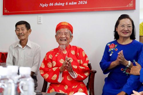 Cụ Nguyễn Đình Tư trong ngày nhận bàn giao căn nhà mới như tâm nguyện của bản thân về một nhà lưu niệm lưu giữ các kỷ vật. Ảnh: CẨM NƯƠNG