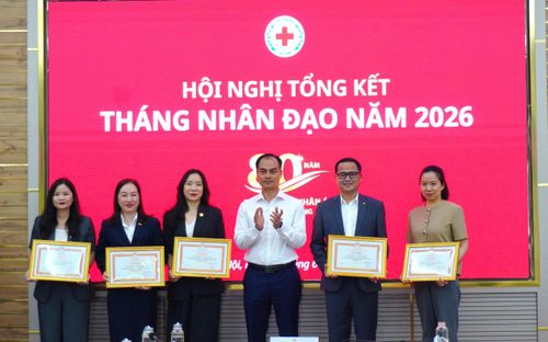  Trung ương Hội Chữ thập đỏ Việt Nam tặng bằng khen cho những đơn vị, cá nhân có nhiều đóng góp trong Tháng Nhân đạo 2026. Ảnh: HỒNG LOAN 