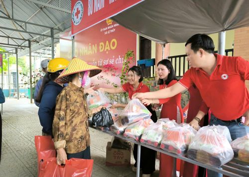  Trong Tháng Nhân đạo 2026 có nhiều hoạt động thiết thực hỗ trợ người dân khó khăn. Ảnh: HỒNG LOAN 