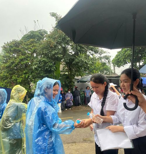  Trao chai nước hỗ trợ các thí sinh 