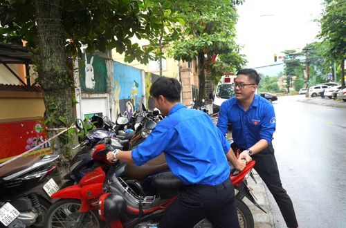  Sắp xếp phương tiện gọn gàng trước cổng trường 