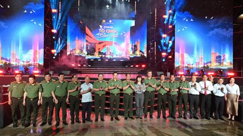  Các đại biểu chụp hình lưu niệm tại lễ khai mạc. Ảnh: MẠNH THẮNG 