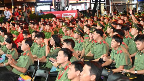  Cán bộ, chiến sĩ tham dự buổi lễ. Ảnh: MẠNH THẮNG 