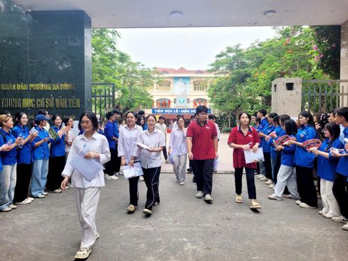 Thí sinh đã hoàn thành ngày thi đầu tiên với 2 môn Toán- Văn. Ảnh: LÂM NGUYÊN
