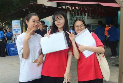 Nhóm học sinh đến từ Trường THPT Mỹ Đình (Hà Nội) tự tin bước vào môn thi Ngữ văn, môn thi đầu tiên Kỳ thi tốt nghiệp THPT năm 2026. Ảnh: Mai Loan.