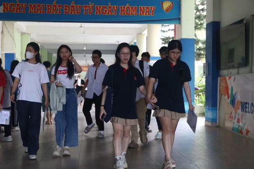 Các thí sinh cho biết, không học tủ, ôn tập kỹ tất cả các dạng đề. Ảnh: Mai Loan.