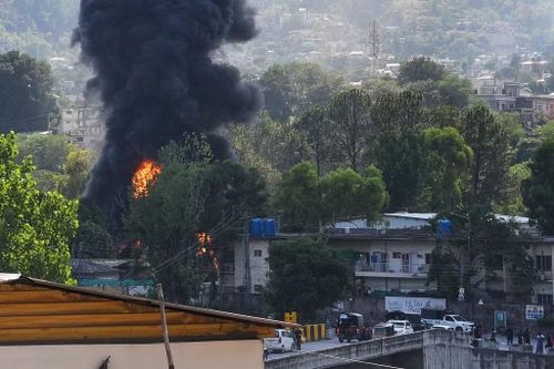 Khói bốc lên sau khi một chiếc trực thăng MI-17 của quân đội Pakistan gặp sự cố kỹ thuật và rơi xuống Muzaffarabad, thủ phủ của vùng Kashmir do Pakistan quản lý, hôm 10/6/2026. Ảnh: AP/MD Mughal.