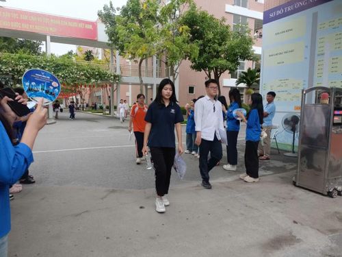 Hơn 1,2 triệu thí sinh trên cả nước đã hoàn thành môn Ngữ văn sáng nay. Ảnh Bình Nguyên