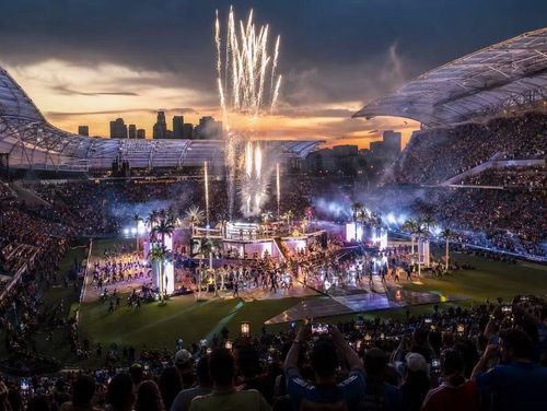Hình ảnh minh họa chương trình tại Los Angeles Stadium trước trận Mỹ - Paraguay ngày 12/6. Sân khấu mang phong cách giải trí hiện đại, kết hợp âm nhạc, trình diễn quy mô lớn và không khí lễ hội đặc trưng của thành phố Los Angeles.