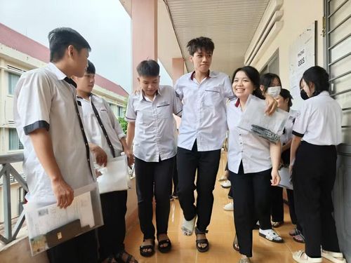 Lương Hoàng Anh và Trần Thu Hà giúp Tuấn Anh đến dự thi. (Ảnh: Thế Hùng)