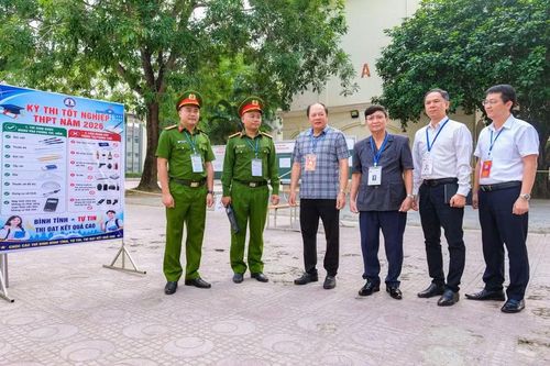 Ông Tạ Việt Hùng - Giám đốc Sở GD&ĐT Bắc Ninh (thứ 3 từ trái sang phải) động viên lực lượng làm nhiệm vụ thi.