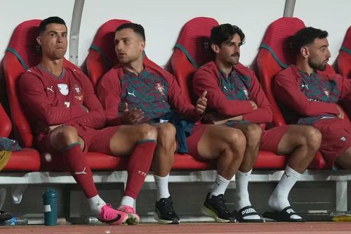 Ronaldo được rút ra nghỉ sau 65 phút thi đấu, bỏ lỡ nhiều cơ hội.
