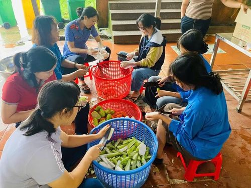 Các tình nguyện viên chuẩn bị cơm trưa ngày 11/6.