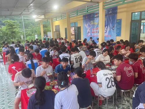 Các suất cơm nghĩa tình giúp sĩ tử vùng biên thêm ấm lòng.
