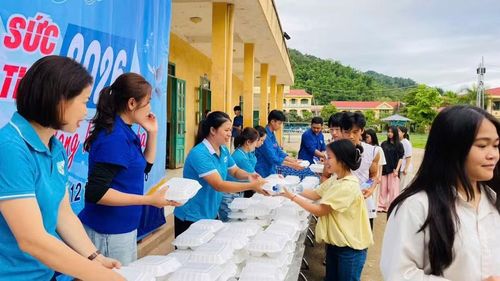 Bà Trần Thị Yến, Phó Chủ nhiệm Ủy ban Kiểm tra Đảng ủy xã, Ủy viên Ban Thường vụ Hội Liên hiệp Phụ nữ xã Nà Hỳ (thứ 3 tính từ bên trái) cùng các thành viên phát cơm cho sĩ tử.