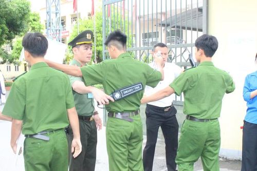 Chiến sĩ nghĩa vụ Công an nhân dân tham dự Kỳ thi tốt nghiệp THPT năm 2026 được kiểm tra an ninh tại cổng Điểm thi Trường THPT chuyên Hà Tĩnh trước giờ làm bài.