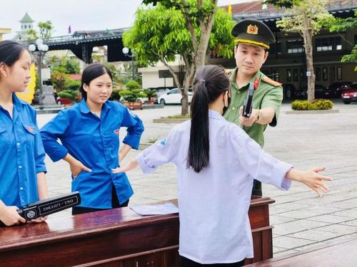  Thí sinh tại Điểm thi Trường THPT Lý Tự Trọng được kiểm tra an ninh bằng máy quét cầm tay trước giờ làm bài môn Ngữ văn. 