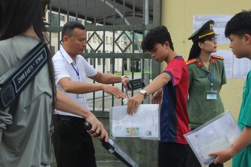 Hầu hết thí sinh đều chủ động chấp hành quy định, chỉ mang theo các vật dụng cần thiết.