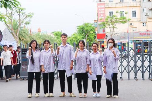 Việc kiểm tra an ninh bằng máy quét giúp thí sinh thêm vững tin, tránh gây áp lực tâm lý cũng như sự cố đáng tiếc cho thí sinh tại các điểm thi.
