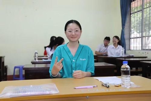 Thí sinh Huyền Trân trước giờ làm bài môn Ngữ văn. (Ảnh: TT)