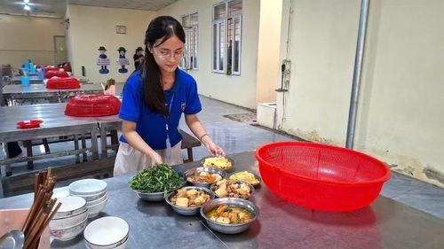 Thanh niên tình nguyện chia khẩu phần ăn cho thí sinh.