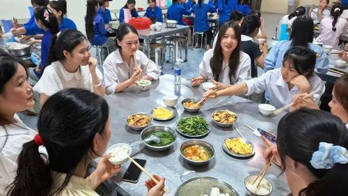 Thí sinh phấn khởi khi được ăn cơm miễn phí trong những ngày dự thi.