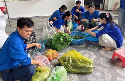 Lực lượng tình nguyện tham gia chế biến các món ăn.