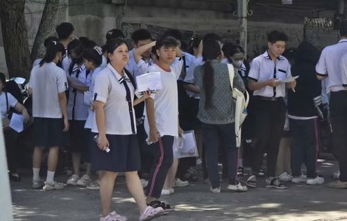  Thí sinh đến Điểm thi ở Trường THPT Vĩnh Long, phường Phước Hậu, tỉnh Vĩnh Long để dự thi môn Toán. 