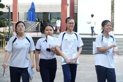 Thí sinh đến điểm thi Trường THPT Thủ Đức.