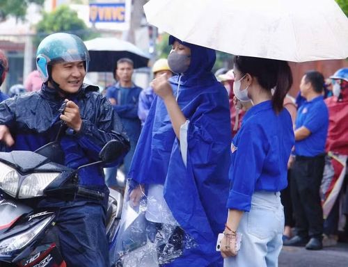 Thanh niên tình nguyện hỗ trợ thí sinh tại Điểm thi Trường THPT A Nghĩa Hưng.