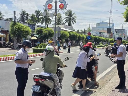  Các thí sinh vừa được phụ huynh đưa đến trường, lực lượng tiếp sức đã hỗ trợ ngay nước ướp lạnh cho các em. 