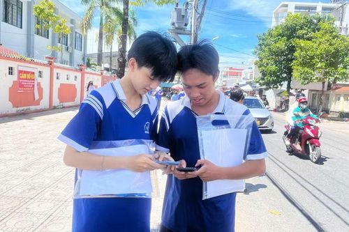 Thí sinh An Giang ôn lại kiến thức trước khi bước vào phòng thi môn Toán.