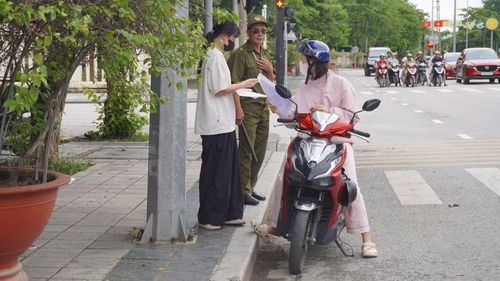 Phụ huynh tranh thủ dặn dò con trước giờ vào thi.