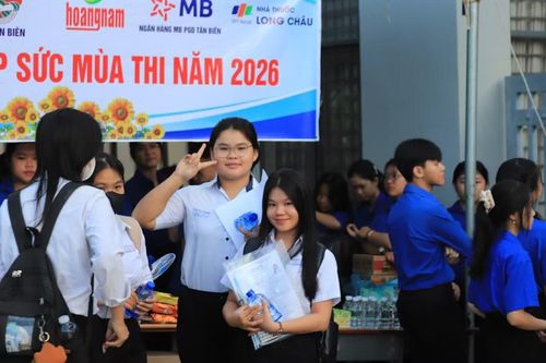 Thí sinh tại Điểm thi Trường THPT Trần Phú (xã Tân Biên).