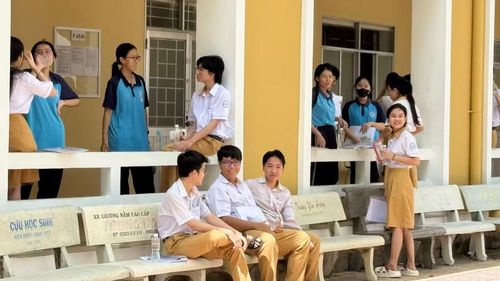 Thí sinh trước giờ làm bài môn Toán tại Điểm thi Trường THPT Phan Bội Châu. (Ảnh: Lê Trang).