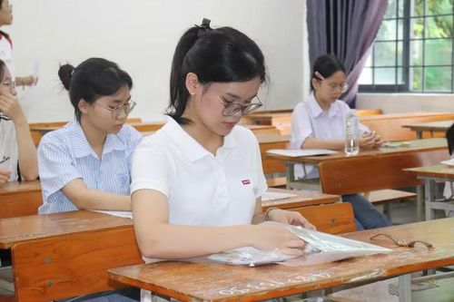 Thí sinh Đà Nẵng tự tin bước vào buổi thi môn Toán.