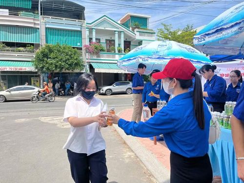 Đoàn viên thanh niên tiếp nước cho các thí sinh dự thi.