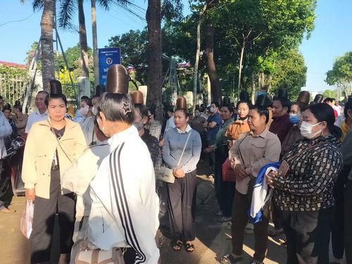 Các bậc phụ huynh đứng ở trước cổng Điểm thi trường THPT Chiềng Sinh chờ con thi môn Toán.