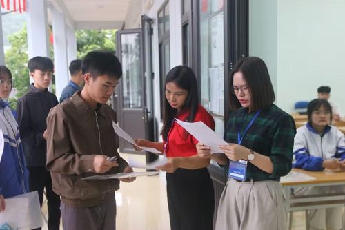 Thí sinh tại Điểm thi Trường PTDTNT THPT tỉnh Lai Châu bước vào thi môn Toán.