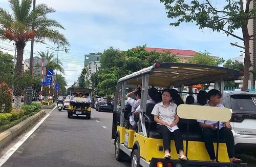 Học sinh Trường PTDTNT THPT số 1 tỉnh Gia Lai được bố trí xe điện đưa đón đến điểm thi.