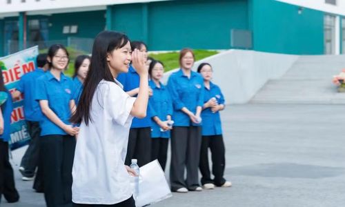 Thí sinh tự tin bước vào phòng thi.