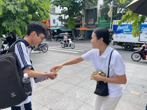 Tình nguyện viên tặng nước yến miễn phí cho thí sinh. Ảnh: Hà An.