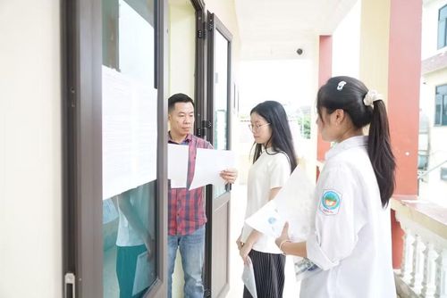 Thí sinh Nghệ An bước vào buổi thi môn Toán.