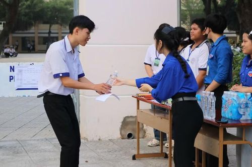 Lực lượng thanh niên tình nguyện hỗ trợ tại các Điểm thi.