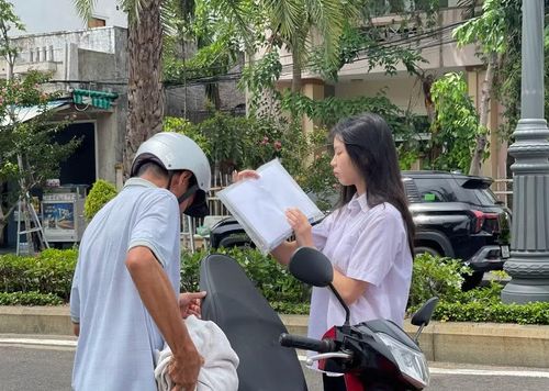 Sĩ tử kiểm tra lại thông tin, giấy tờ trước khi bước vào phòng thi.