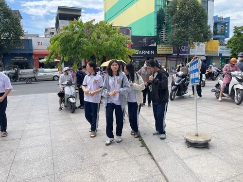 Thí sinh bước vào thi môn Toán tại Điểm thi Trường THPT Ngô Quyền. Ảnh: Hà An.