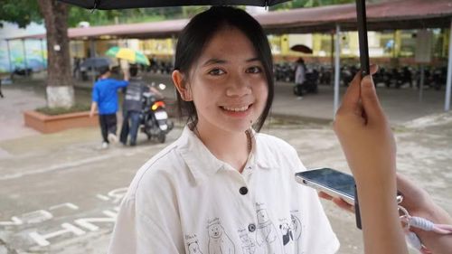 Em Lò Thị Yến Nhi - Lớp 12C11, Trường THPT Điện Biên Phủ tự tin bước vào thi môn Toán.